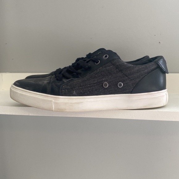 Guess GM Torence Men Sneakers Size 7 Fashion 2 Tone Lace Up Casual Black Grey - Picture 2 of 7